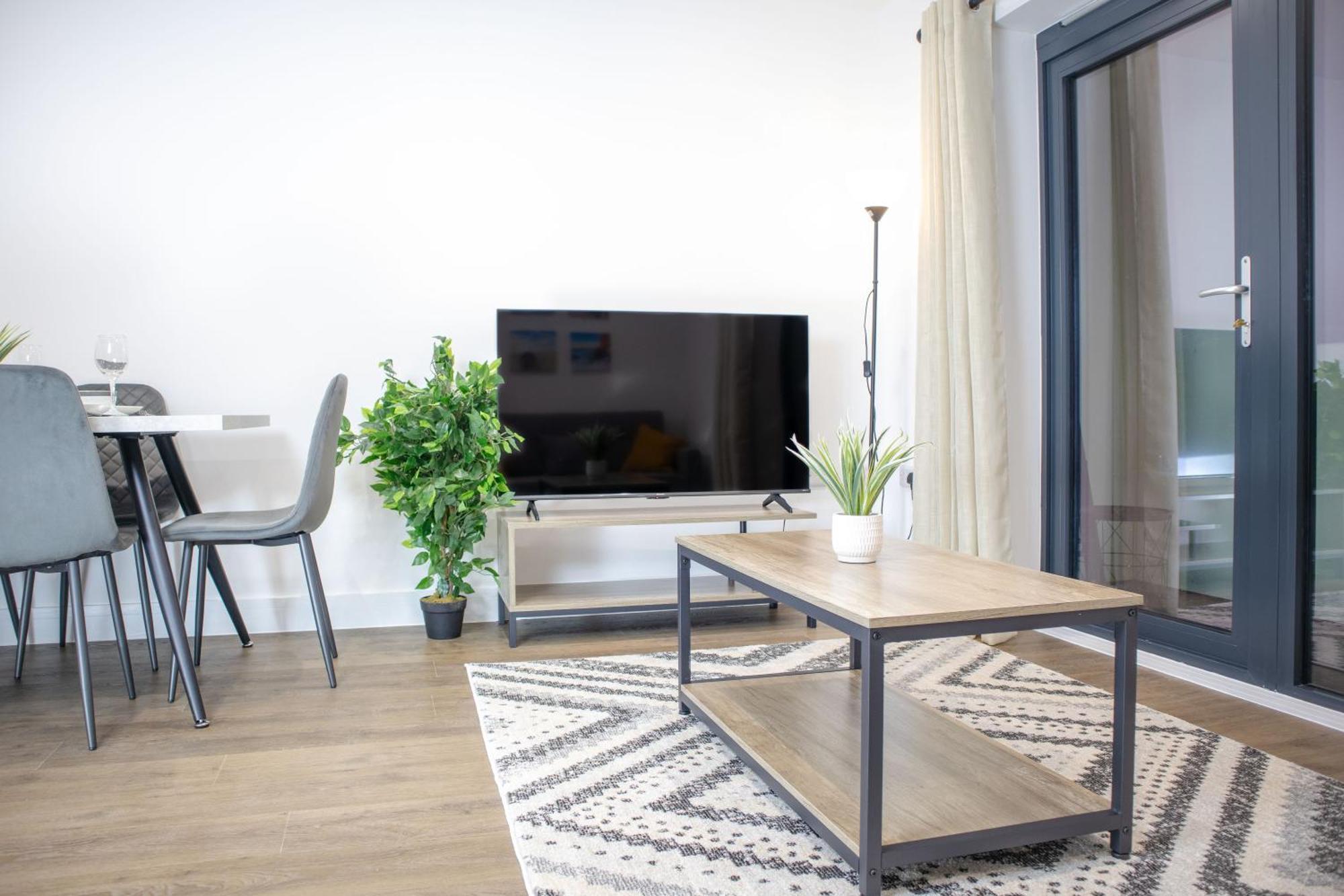 Central 2 Bed 2 Bath Apartment Near Brighton College, Beach, Hospital - Long Stay Offers Dış mekan fotoğraf
